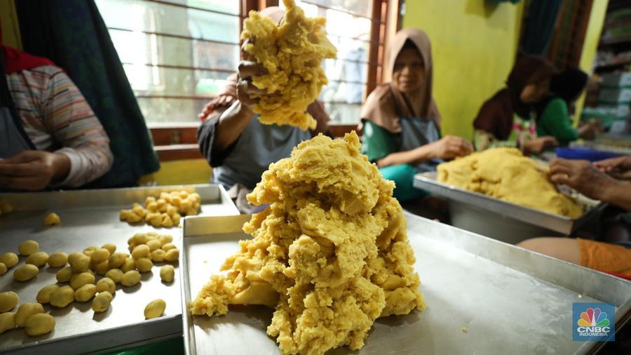 Pekerja menyelesaikan pembuatan kue kering jenis nastar di kawasan Tangerang, Banten, Senin (18/3/2024). Sejumlah pembuat kue kering nastar di Kelurahan Larangan Utara, Kota Tangerang, Banten mulai banjir pesanan. (CNBC Indonesia/Tri Susilo)