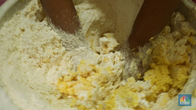 Pekerja menyelesaikan pembuatan kue kering jenis nastar di kawasan Tangerang, Banten, Senin (18/3/2024). Sejumlah pembuat kue kering nastar di Kelurahan Larangan Utara, Kota Tangerang, Banten mulai banjir pesanan. Pekerja menyelesaikan pembuatan kue kering jenis nastar di kawasan Tangerang, Banten, Senin (18/3/2024). Sejumlah pembuat kue kering nastar di Kelurahan Larangan Utara, Kota Tangerang, Banten mulai banjir pesanan. (CNBC Indonesia/Tri Susilo)