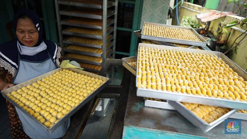 Pekerja menyelesaikan pembuatan kue kering jenis nastar di kawasan Tangerang, Banten, Senin (18/3/2024). Sejumlah pembuat kue kering nastar di Kelurahan Larangan Utara, Kota Tangerang, Banten mulai banjir pesanan. (CNBC Indonesia/Tri Susilo)