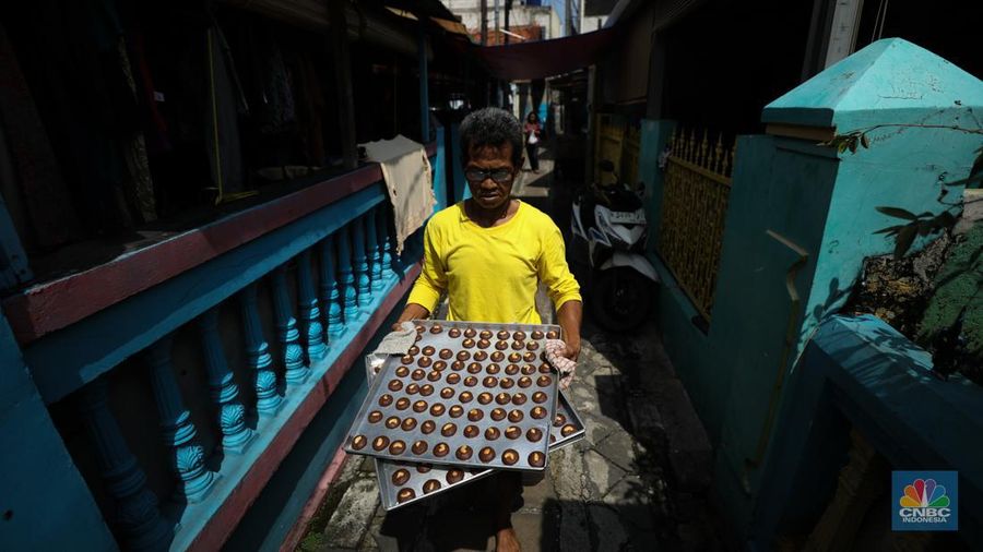 Pekerja menyelesaikan pembuatan kue kering jenis nastar di kawasan Tangerang, Banten, Senin (18/3/2024). Sejumlah pembuat kue kering nastar di Kelurahan Larangan Utara, Kota Tangerang, Banten mulai banjir pesanan. (CNBC Indonesia/Tri Susilo)