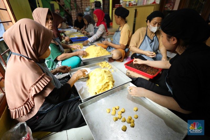 Pekerja menyelesaikan pembuatan kue kering jenis nastar di kawasan Tangerang, Banten, Senin (18/3/2024). Sejumlah pembuat kue kering nastar di Kelurahan Larangan Utara, Kota Tangerang, Banten mulai banjir pesanan. Pekerja menyelesaikan pembuatan kue kering jenis nastar di kawasan Tangerang, Banten, Senin (18/3/2024). Sejumlah pembuat kue kering nastar di Kelurahan Larangan Utara, Kota Tangerang, Banten mulai banjir pesanan. (CNBC Indonesia/Tri Susilo)