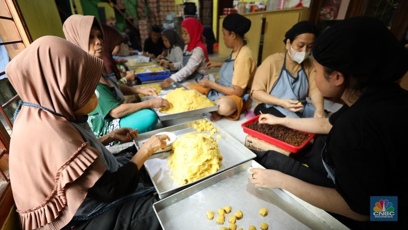 Pekerja menyelesaikan pembuatan kue kering jenis nastar di kawasan Tangerang, Banten, Senin (18/3/2024). Sejumlah pembuat kue kering nastar di Kelurahan Larangan Utara, Kota Tangerang, Banten mulai banjir pesanan. (CNBC Indonesia/Tri Susilo)