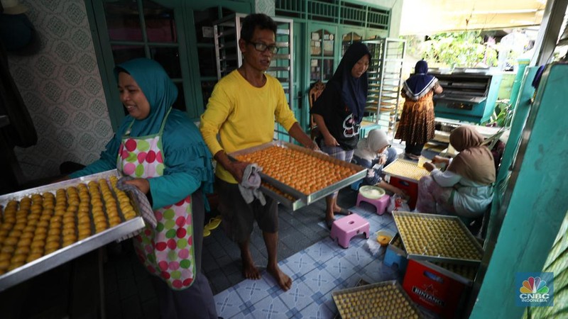 Pekerja menyelesaikan pembuatan kue kering jenis nastar di kawasan Tangerang, Banten, Senin (18/3/2024). Sejumlah pembuat kue kering nastar di Kelurahan Larangan Utara, Kota Tangerang, Banten mulai banjir pesanan. (CNBC Indonesia/Tri Susilo)