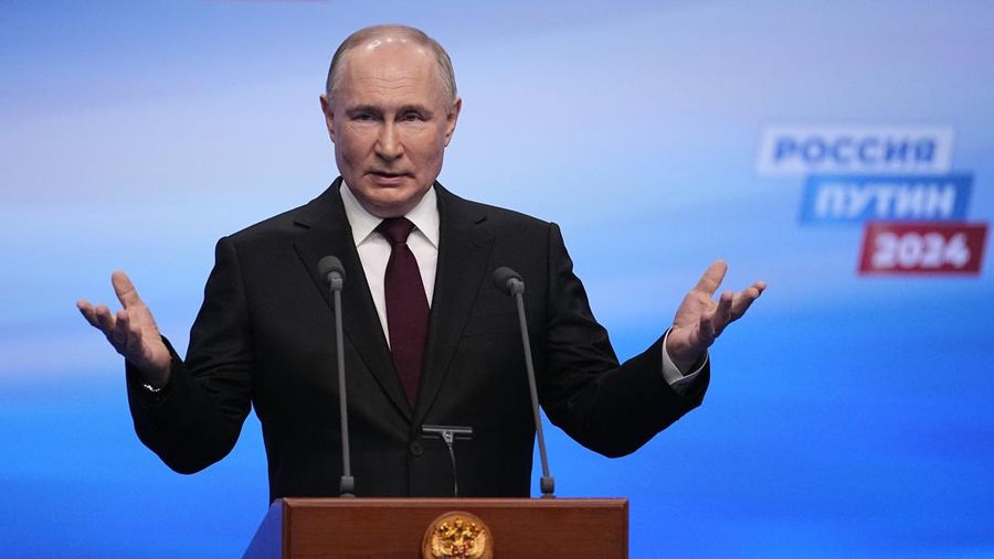 Presiden Rusia Vladimir Putin berbicara saat mengunjungi markas kampanyenya usai pemilihan presiden di Moskow, Rusia, Minggu, 17 Maret 2024. (AP Photo/Alexander Zemlianichenko)