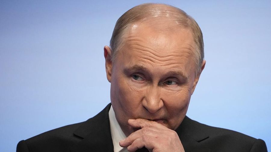 Presiden Rusia Vladimir Putin berbicara saat mengunjungi markas kampanyenya usai pemilihan presiden di Moskow, Rusia, Senin dini hari, 18 Maret 2024. (AP Photo/Alexander Zemlianichenko)