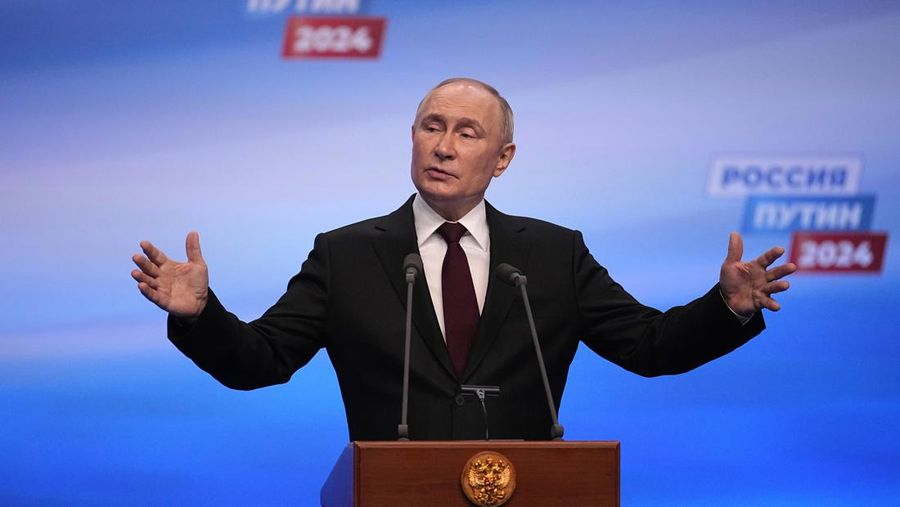 Presiden Rusia Vladimir Putin berbicara saat mengunjungi markas kampanyenya usai pemilihan presiden di Moskow, Senin pagi, 18 Maret 2024. (AP Photo/Alexander Zemlianichenko)