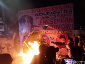 Massa Demo di KPU Masih Bertahan Usai Buka Puasa