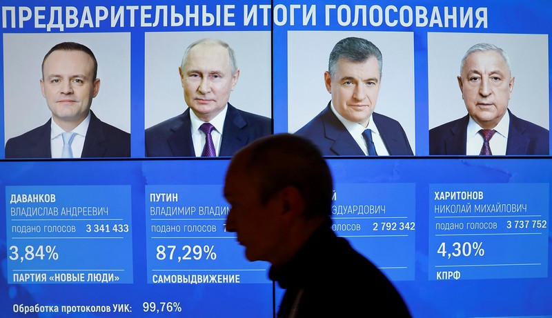 Seorang pria menonton TV yang menyiarkan berita hasil pemilu Presiden petahana dan calon presiden Rusia Vladimir Putin, pada hari terakhir pemilihan presiden di Moskow, Rusia, 17 Maret 2024. Seorang pria menonton TV yang menyiarkan berita hasil pemilu Presiden petahana dan calon presiden Rusia Vladimir Putin, pada hari terakhir pemilihan presiden di Moskow, Rusia, 17 Maret 2024. (REUTERS/Maxim Shemetov)