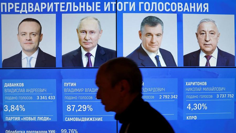 Seorang pria menonton TV yang menyiarkan berita hasil pemilu Presiden petahana dan calon presiden Rusia Vladimir Putin, pada hari terakhir pemilihan presiden di Moskow, Rusia, 17 Maret 2024. (REUTERS/Maxim Shemetov)