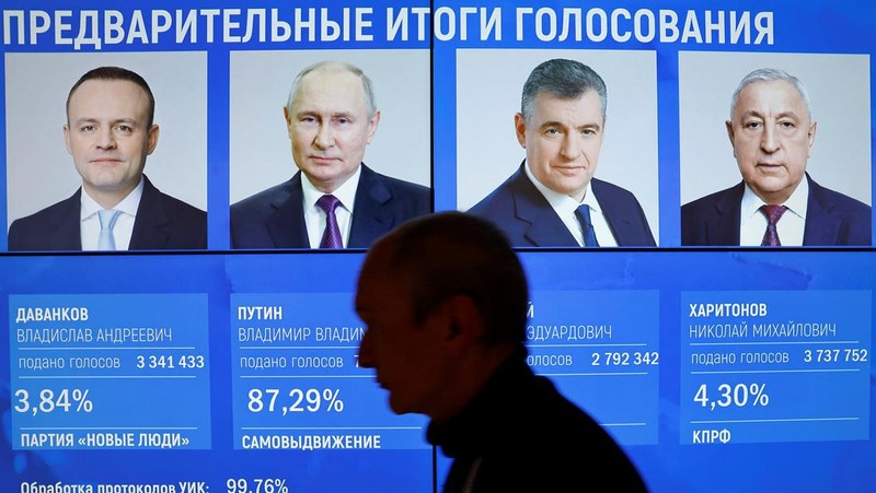 Seorang pria menonton TV yang menyiarkan berita hasil pemilu Presiden petahana dan calon presiden Rusia Vladimir Putin, pada hari terakhir pemilihan presiden di Moskow, Rusia, 17 Maret 2024. (REUTERS/Maxim Shemetov)