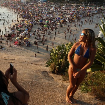 Suhu Tembus 62,3 Derajat Celcius, Warga Negara Ini Serbu Pantai-Kolam