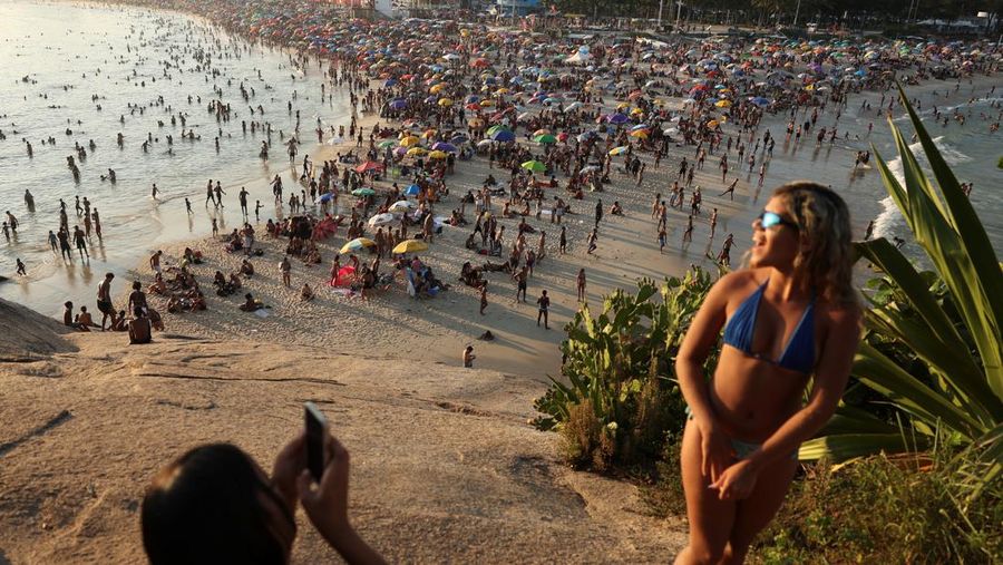 Suasana pantai Macumba saat gelombang panas di Rio de Janeiro, Brasil, Minggu (17/3/2024). (REUTERS/Pilar Olivares)