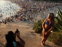 Suhu Tembus 62,3 Derajat Celcius, Warga Negara Ini Serbu Pantai-Kolam