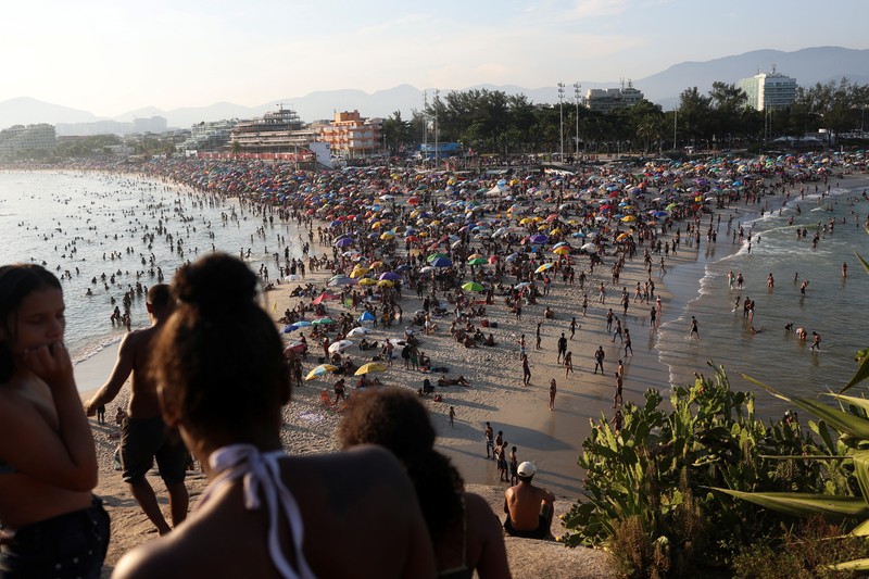 Suasana pantai Macumba saat gelombang panas di Rio de Janeiro, Brasil, Minggu (17/3/2024). (REUTERS/Pilar Olivares) Suasana pantai Macumba saat gelombang panas di Rio de Janeiro, Brasil, Minggu (17/3/2024). (REUTERS/Pilar Olivares)