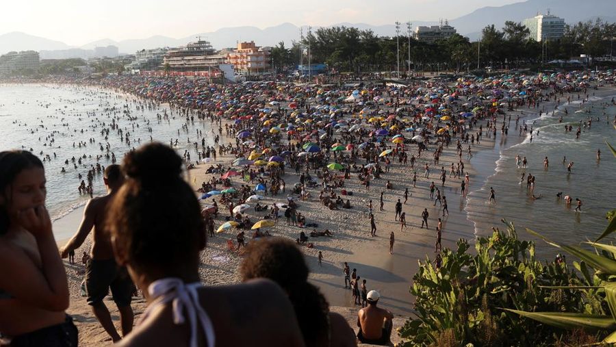 Suasana pantai Macumba saat gelombang panas di Rio de Janeiro, Brasil, Minggu (17/3/2024). (REUTERS/Pilar Olivares)