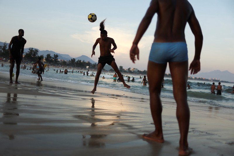Suasana pantai Macumba saat gelombang panas di Rio de Janeiro, Brasil, Minggu (17/3/2024). (REUTERS/Pilar Olivares) Suasana pantai Macumba saat gelombang panas di Rio de Janeiro, Brasil, Minggu (17/3/2024). (REUTERS/Pilar Olivares)