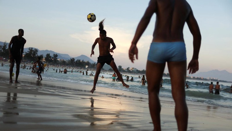 Suasana pantai Macumba saat gelombang panas di Rio de Janeiro, Brasil, Minggu (17/3/2024). (REUTERS/Pilar Olivares)