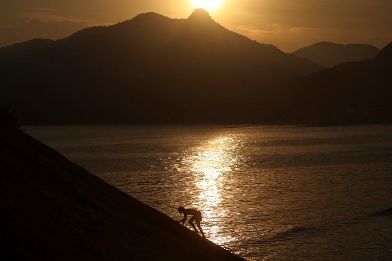 Suasana pantai Macumba saat gelombang panas di Rio de Janeiro, Brasil, Minggu (17/3/2024). (REUTERS/Pilar Olivares) Suasana pantai Macumba saat gelombang panas di Rio de Janeiro, Brasil, Minggu (17/3/2024). (REUTERS/Pilar Olivares)