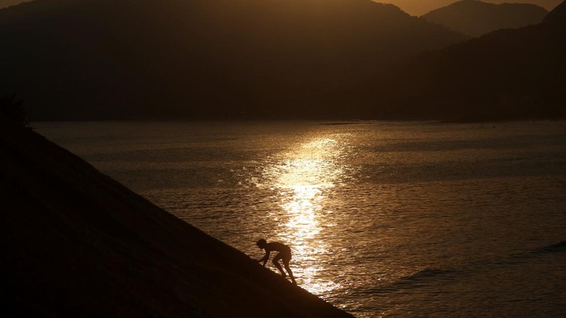 Suasana pantai Macumba saat gelombang panas di Rio de Janeiro, Brasil, Minggu (17/3/2024). (REUTERS/Pilar Olivares)