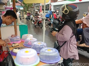 Cuan Manis Agus Jajakan Kue Potong di Pasar Ramadan Indramayu