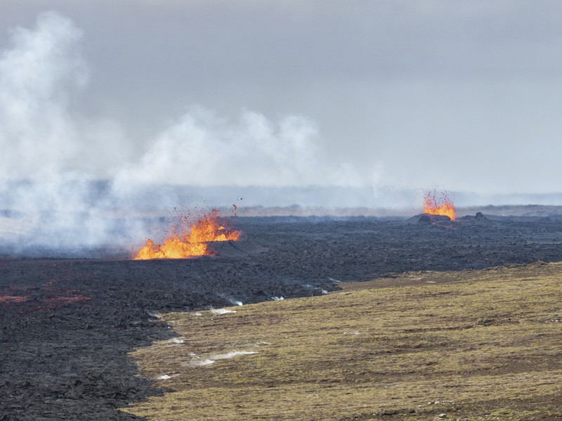 Aliran lava yang melintasi Grindavikurvegur, jalan menuju Grindavik di Islandia, Minggu 17 Maret 2024, sehari setelah letusan gunung berapi. Sistem vulkanik di Semenanjung Reykjanes di barat daya negara itu meletus pada Sabtu malam untuk keempat kalinya dalam tiga bulan. (AP Photo/Marco di Marco)