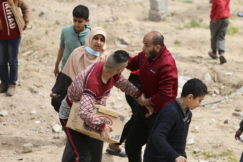 Warga Palestina berkumpul untuk menerima bantuan di luar gudang UNRWA saat warga Gaza menghadapi krisis kelaparan, di tengah konflik yang sedang berlangsung antara Israel dan Hamas, di Kota Gaza 18 Maret 2024. Warga Palestina berkumpul untuk menerima bantuan di luar gudang UNRWA saat warga Gaza menghadapi krisis kelaparan, di tengah konflik yang sedang berlangsung antara Israel dan Hamas, di Kota Gaza 18 Maret 2024. (REUTERS/Mahmoud Issa)