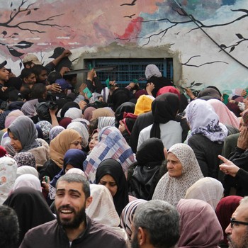 Kelaparan, Potret Warga Gaza Geruduk Gudang PBB Ambil Bantuan