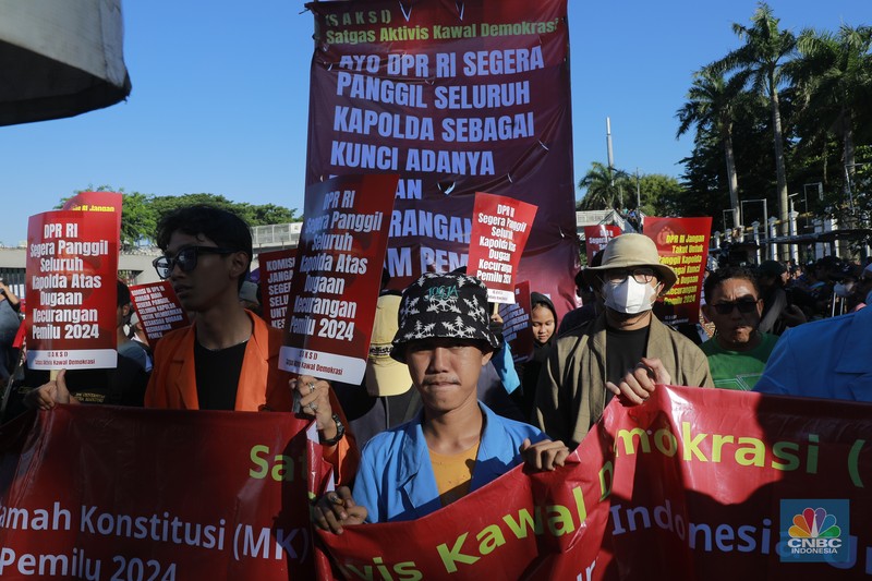 Aksi massa demo di depan DPR RI memadati Jalan Gotot Subroto, Jakarta, Selasa, (19/3/2024). (CNBC Indonesia/Muhammad Sabki) Aksi massa demo di depan DPR RI memadati Jalan Gotot Subroto, Jakarta, Selasa, (19/3/2024). (CNBC Indonesia/Muhammad Sabki)