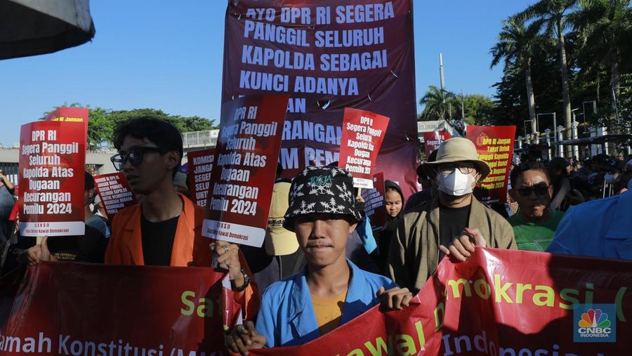 Aksi massa demo di depan DPR RI  memadati Jalan Gotot Subroto, Jakarta, Selasa, (19/3/2024). (CNBC Indonesia/Muhammad Sabki)
