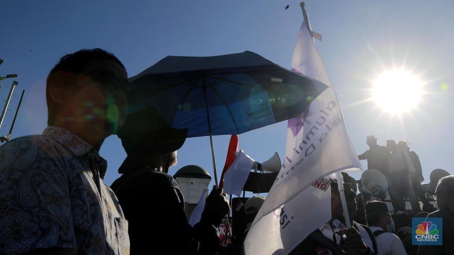 Aksi massa demo di depan DPR RI  memadati Jalan Gotot Subroto, Jakarta, Selasa, (19/3/2024). (CNBC Indonesia/Muhammad Sabki)