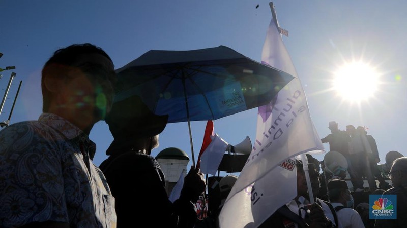 Aksi massa demo di depan DPR RI  memadati Jalan Gotot Subroto, Jakarta, Selasa, (19/3/2024). (CNBC Indonesia/Muhammad Sabki)