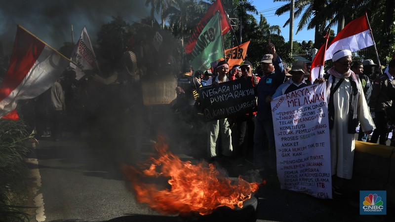 Aksi massa demo di depan DPR RI  memadati Jalan Gotot Subroto, Jakarta, Selasa, (19/3/2024). (CNBC Indonesia/Muhammad Sabki)