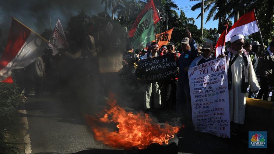 Aksi massa demo di depan DPR RI  memadati Jalan Gotot Subroto, Jakarta, Selasa, (19/3/2024). (CNBC Indonesia/Muhammad Sabki)