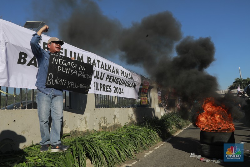 Aksi massa demo di depan DPR RI memadati Jalan Gotot Subroto, Jakarta, Selasa, (19/3/2024). (CNBC Indonesia/Muhammad Sabki) Aksi massa demo di depan DPR RI memadati Jalan Gotot Subroto, Jakarta, Selasa, (19/3/2024). (CNBC Indonesia/Muhammad Sabki)