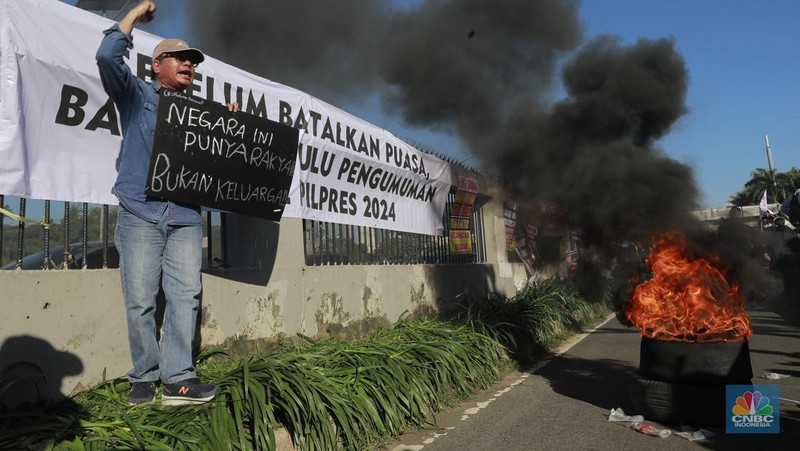 Aksi massa demo di depan DPR RI  memadati Jalan Gotot Subroto, Jakarta, Selasa, (19/3/2024). (CNBC Indonesia/Muhammad Sabki)