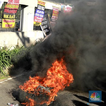Massa Makin Panas! Aksi Bakar Ban Warnai Demo Pemilu 2024 di Depan DPR