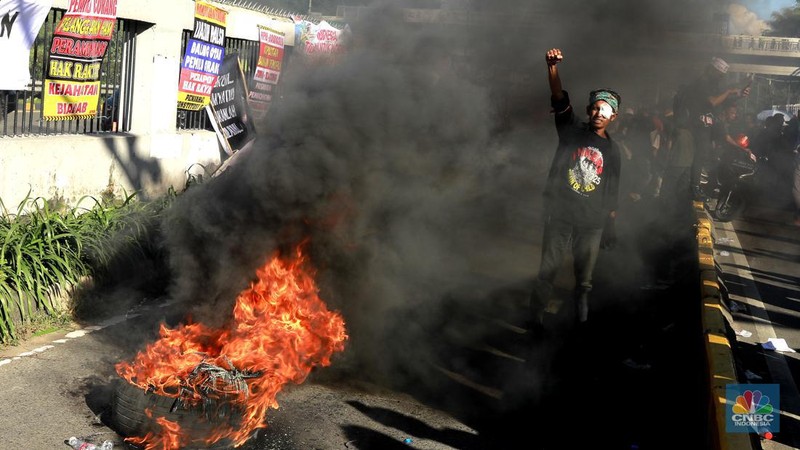 Aksi massa demo di depan DPR RI  memadati Jalan Gotot Subroto, Jakarta, Selasa, (19/3/2024). (CNBC Indonesia/Muhammad Sabki)