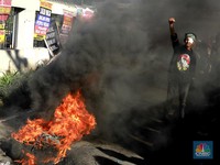 Massa Makin Panas! Aksi Bakar Ban Warnai Demo Pemilu 2024 di Depan DPR
