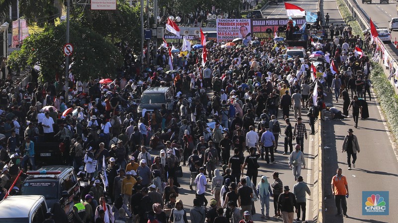 Aksi massa demo di depan DPR RI memadati Jalan Gotot Subroto, Jakarta, Selasa, (19/3/2024). (CNBC Indonesia/Muhammad Sabki) Aksi massa demo di depan DPR RI memadati Jalan Gotot Subroto, Jakarta, Selasa, (19/3/2024). (CNBC Indonesia/Muhammad Sabki)