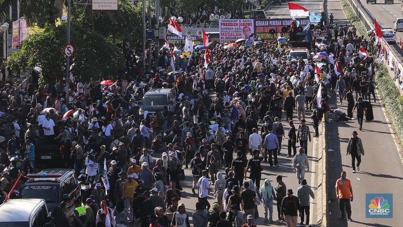 Aksi massa demo di depan DPR RI  memadati Jalan Gotot Subroto, Jakarta, Selasa, (19/3/2024). (CNBC Indonesia/Muhammad Sabki)
