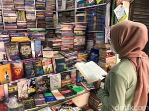 Serunya Ngabuburit Sambil Berburu Bacaan Bekas di Pasar Buku Wilis Malang