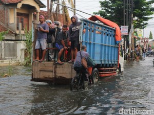 Banjir di Jalur Kudus-Purwodadi Belum Surut, Pekerja Diangkut Pikap-Truk