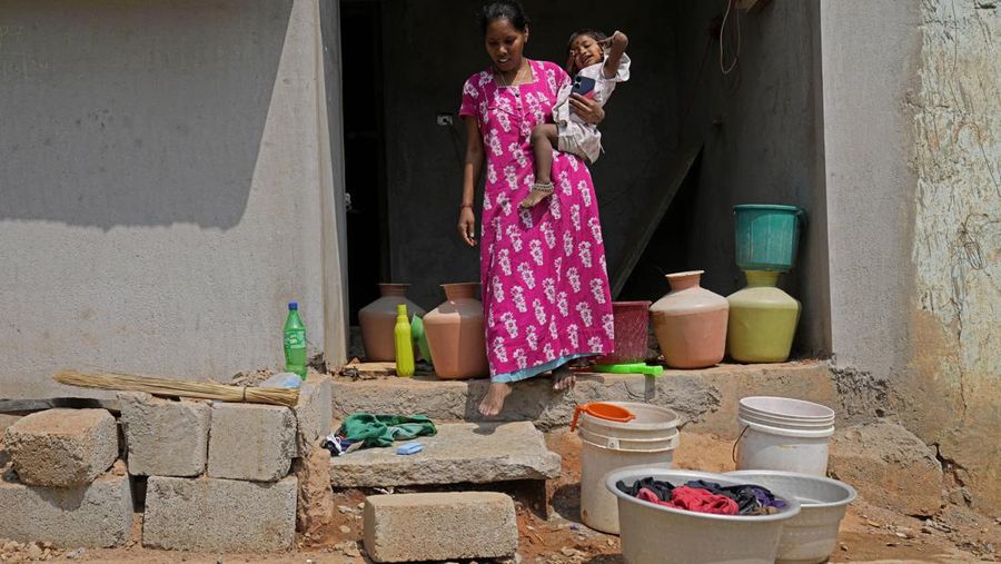 Bengaluru atau Bangalore di India tengah dihadapkan dengan kekeringan. (AP/Aijaz Rahi)