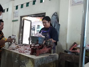 DKPP Klaten Sidak Pasar Tradisional Cek Kualitas Daging Ayam, Ini Hasilnya