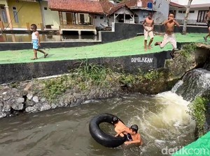 Serunya Ngabuburit ala Bocah Tasikmalaya Berenang di Saluran Irigasi