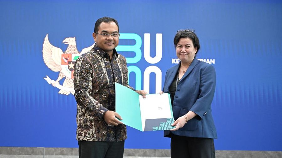 Deputi Bidang Manajemen Sumber Daya Manusia, Teknologi, dan Informasi Kementerian BUMN Tedi Bharata (kiri) saat menyerahkan keputusan Rapat Umum Pemegang Saham pengangkatan Nawal Nely (kanan) sebagai Komisaris PLN. Penyerahan keputusan tersebut dilakukan di Kantor Kementerian BUMN, Jakarta, pada Selasa (19/03). (Dok. BUMN)