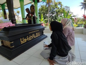 Kesetiaan Fans di Haul Nike Ardilla, Ziarah ke Makam di Ciamis