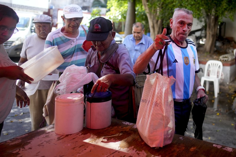 Perempuan mengumpulkan sayuran untuk dibawa pulang setelah dibuang oleh penjual di pasar di pinggiran Buenos Aires, Argentina, Rabu, 10 Januari 2024. Perempuan mengumpulkan sayuran untuk dibawa pulang setelah dibuang oleh penjual di pasar di pinggiran Buenos Aires, Argentina, Rabu, 10 Januari 2024. (AP Photo/Natacha Pisarenko)