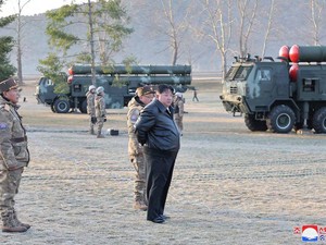 Kim Jong Un Awasi Latihan Tembak Libatkan Peluncur Roket Super Besar