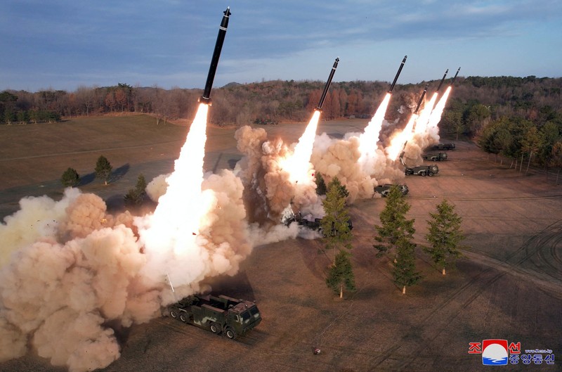 Korea Utara latihan peluncuran roket ganda 'super besar', Senin (18/3/2023). (KCNA via REUTERS) Korea Utara latihan peluncuran roket ganda 'super besar', Senin (18/3/2023). (KCNA via REUTERS)